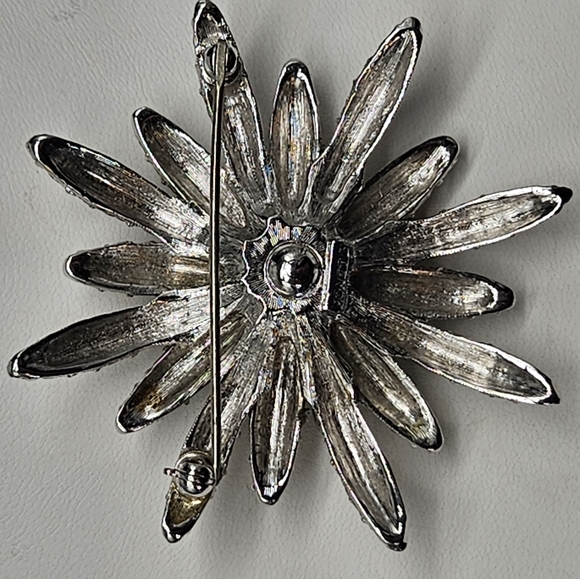Vintage Monet Signed Silver Tone Brooch Pin Statement Large Flower or Sunburst ? - Picture 6 of 13